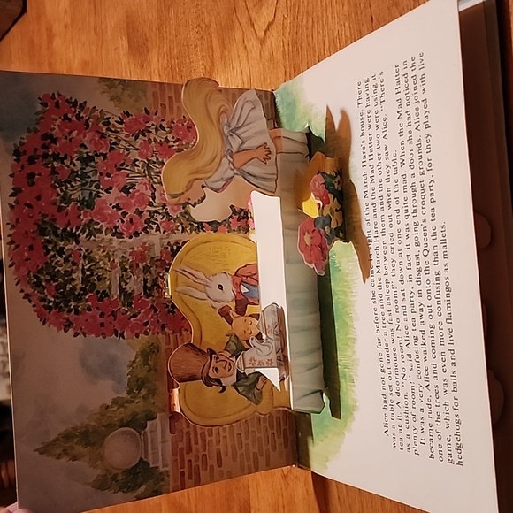 Alice In Wonderland Pop-Up Book - Picture 6 of 9